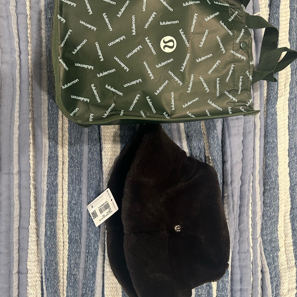 Lululemon plush fleece bucket hat. Black. NWT.